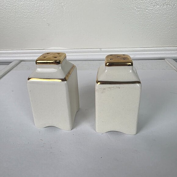 University of Notre Dame White With Gold Trim Salt and Pepper Set - Picture 2 of 7